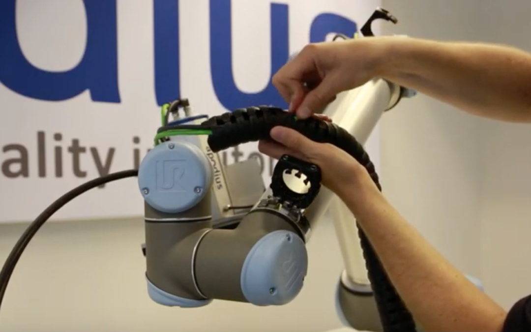 IGUS triflex® R clips installation on UR robot